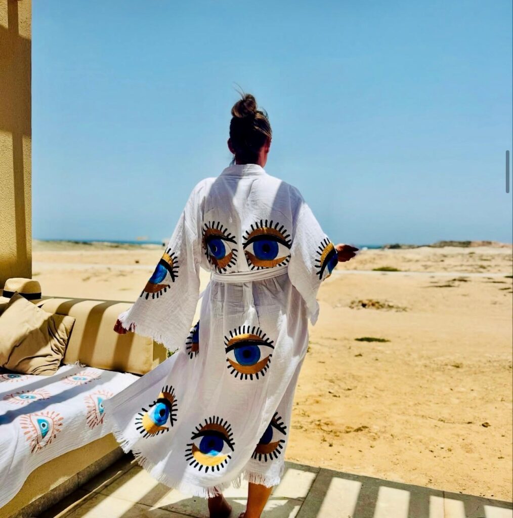 Халат от 100% органичен памук с ръчен печат и органични багрила Evil Eye Protection, бял с тюркоазено синьо и оранжева синя шарка