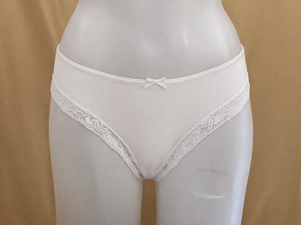 Бразилиана с дантела, бяла